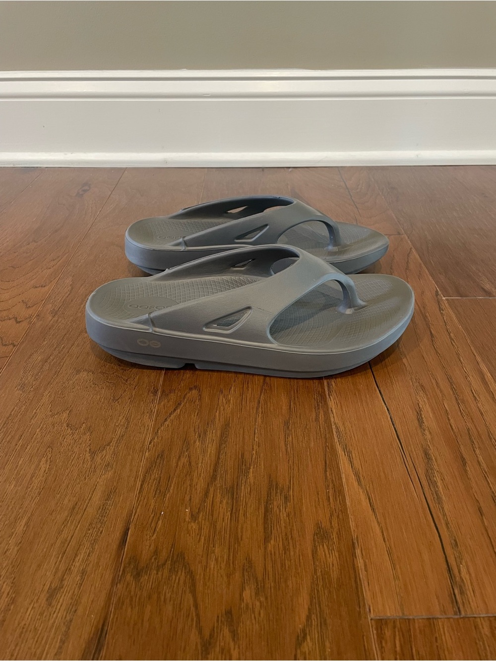 OOFOS Gray Flip Flops - Picture 2 of 7